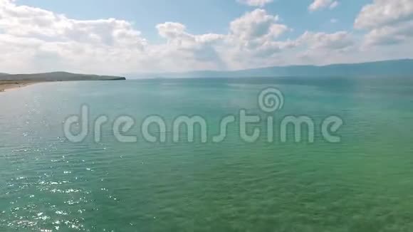 贝加尔湖清澈水域的空中拍摄视频的预览图