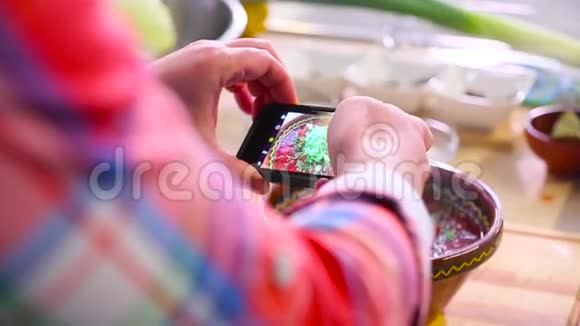男人在智能手机上拍一张盘子的照片视频的预览图