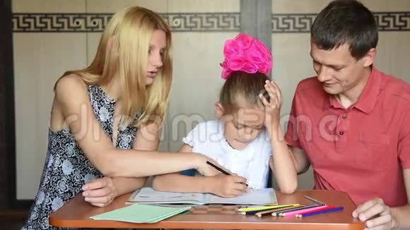 父母更正了工作簿上面写着他们的女儿在校女生视频的预览图
