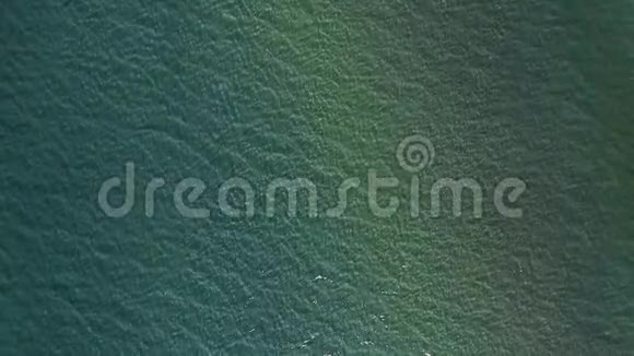 贝加尔湖清澈水域的空中拍摄视频的预览图