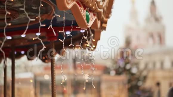 圣诞旋转木马用照明装饰莫斯科城市的区域新年主题视频的预览图