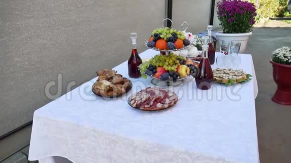 自助餐桌上各种沙拉自助餐桌户外提供家庭葡萄酒肉类和水果视频的预览图