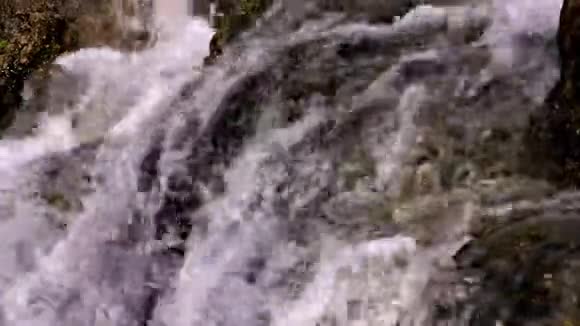 瀑布水流通过特写视频的预览图