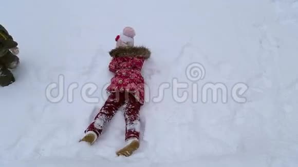 女孩和男孩在雪地里玩耍视频的预览图