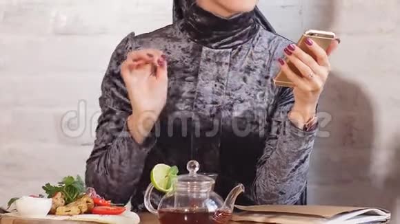 在咖啡馆工作的穆斯林商人视频的预览图