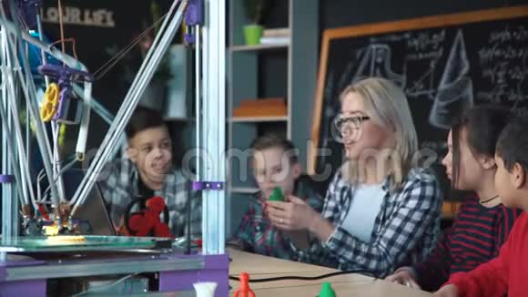 孩子们学习3D打印的过程视频的预览图