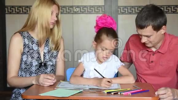 父母让孩子看她做作业时出错视频的预览图