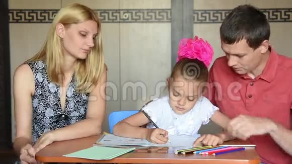 妈妈女儿纠正姿势和父母一起上课视频的预览图