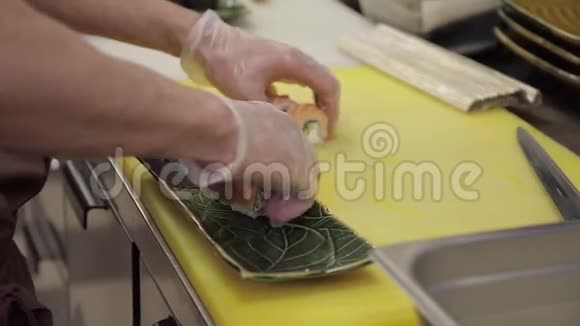 厨师把寿司放在餐馆厨房的盘子里视频的预览图