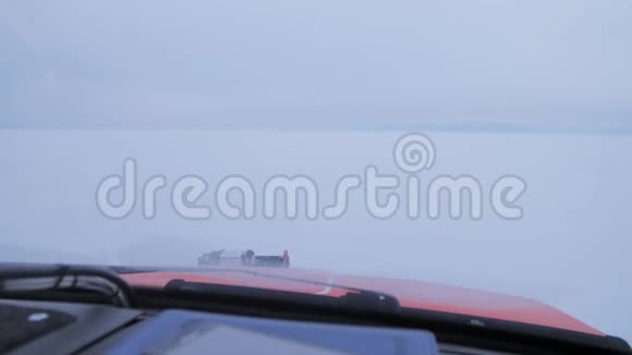 在湖边的冰路上开车视频的预览图