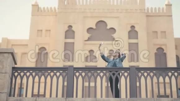 女孩在阿联酋著名建筑前自拍视频的预览图