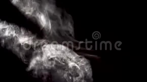 一束带烟和金粒子的光线视频的预览图