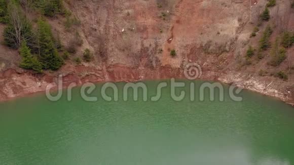 美丽的湖在一个有绿松石水的火山口直升机射击视频的预览图