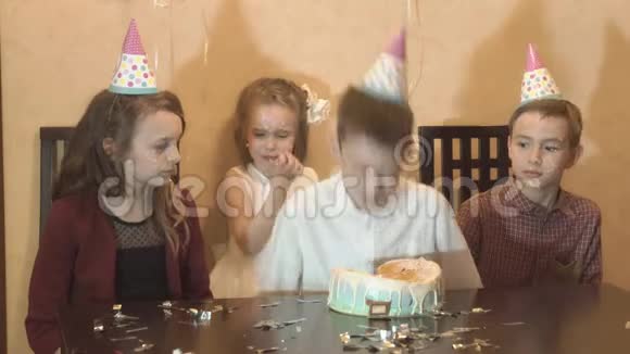 在生日聚会上照顾孩子朋友们在生日蛋糕上灌满了脸视频的预览图