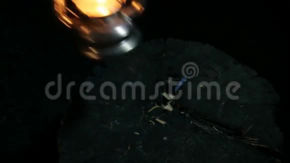 晚上的煤油灯视频的预览图