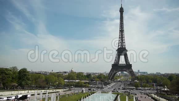 法国巴黎的埃菲尔铁塔和公园视频的预览图