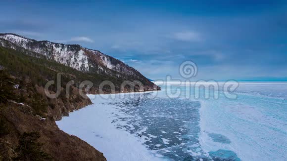 贝加尔湖景观雄伟的冬景冰蓝天云朵时间推移视频的预览图