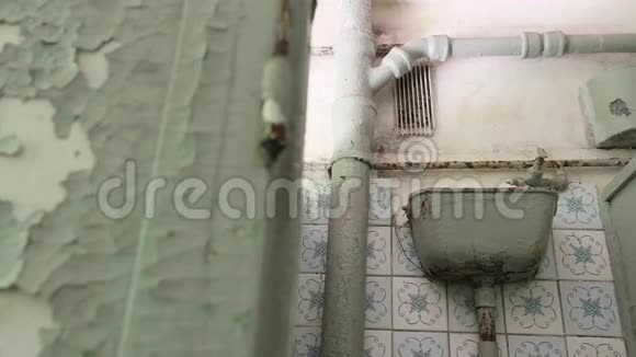废弃医院的厕所平稳而缓慢的球拍视频的预览图