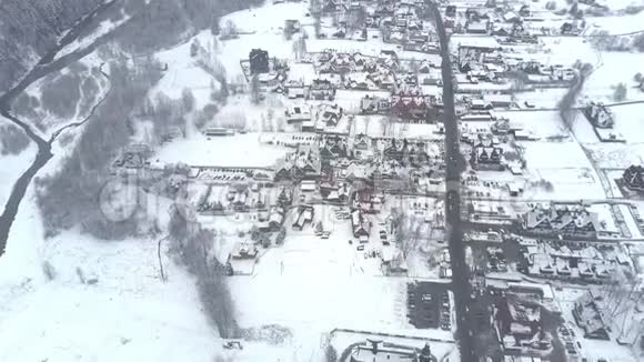 波兰南部冬季BialkaTatrzanska村的鸟瞰图视频的预览图