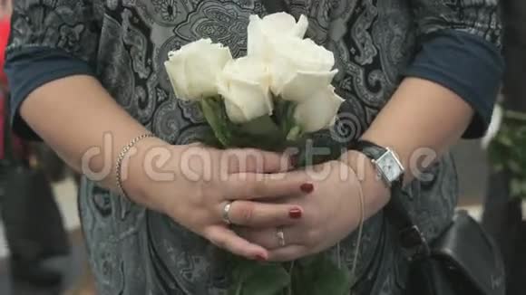 女人站着捧着五朵白玫瑰视频的预览图