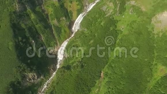 山河流成瀑布从鸟的飞行中看到瀑布景色视频的预览图