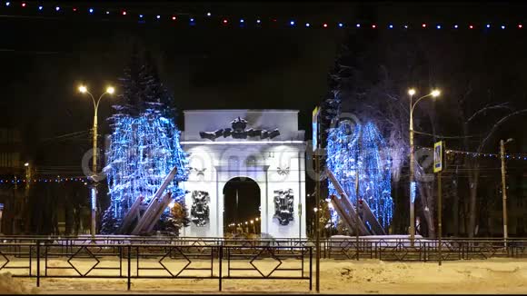 圣诞树和拱门视频的预览图
