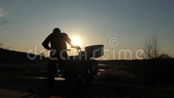 摩托车自行车站在日落处视频的预览图