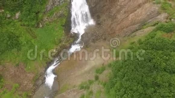 从鸟的飞行中看到瀑布景色瀑布空中视频视频的预览图