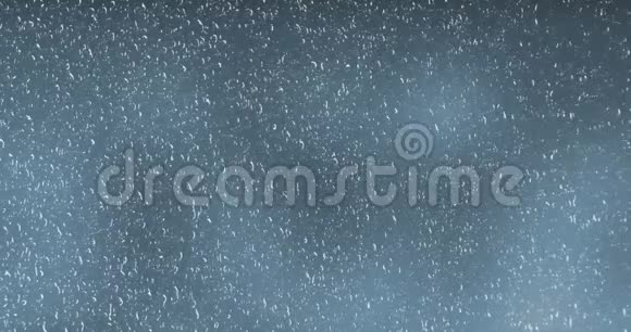雨水落在玻璃蓝色背景上水滴落在窗户上视频的预览图