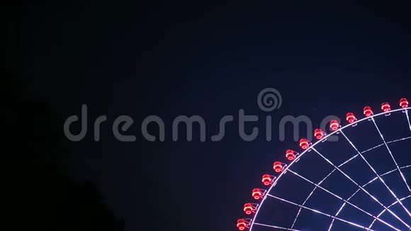 摩天轮在晚上旋转神奇的魅力亚洲视频的预览图