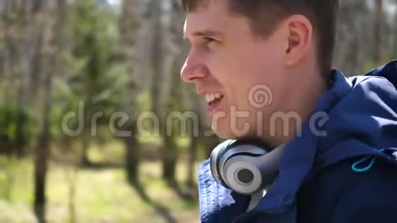 一个年轻人在大自然中从事运动早上在公园户外散步视频的预览图