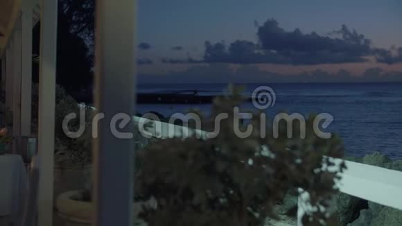 海滩上的高级餐厅视频的预览图