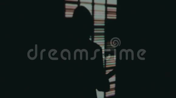 吉他手的影子在舞台上黑暗背景烟雾聚光灯视频的预览图