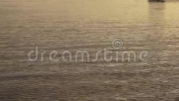 海浪海面上夕阳的眩光视频的预览图
