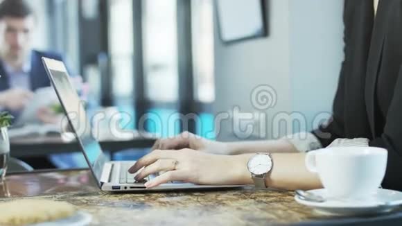 体贴的女商人使用笔记本电脑视频的预览图