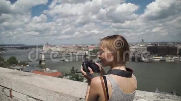 女摄影师拍摄城市游客的景色视频的预览图