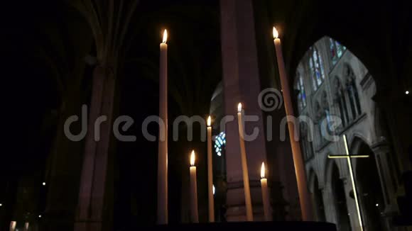 圣塞韦林教堂的蜡烛法国巴黎视频的预览图