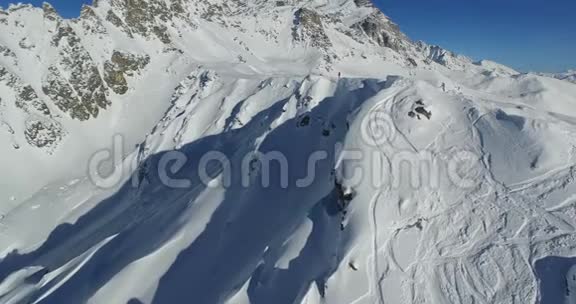在冬天航空公司在斜坡上勘察一名男子视频的预览图