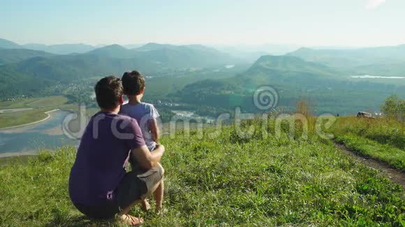 父亲和儿子望山的画像视频的预览图
