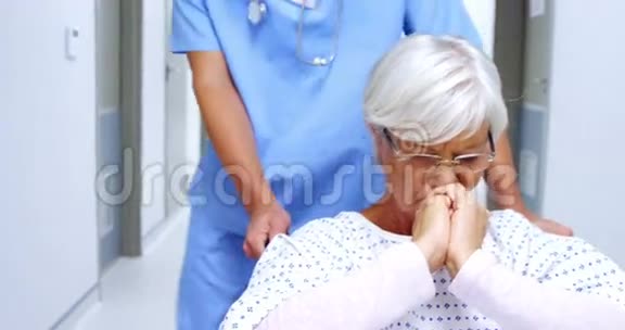 护士安慰强调女性老年患者视频的预览图