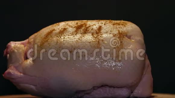 将原料混合在木桌上准备煮熟的生鸭视频的预览图