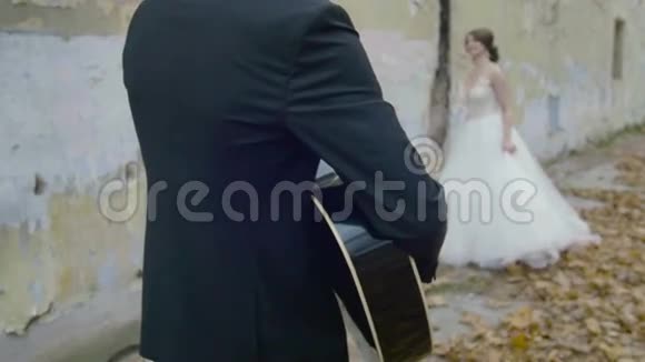 新郎为新娘弹吉他视频的预览图