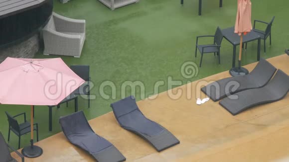 时尚的黑色柳条躺椅在酒店滴水在倾盆大雨亚洲热带降雨视频的预览图