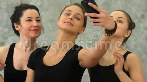 三位年轻女性在瑜伽课上锻炼后自拍视频的预览图