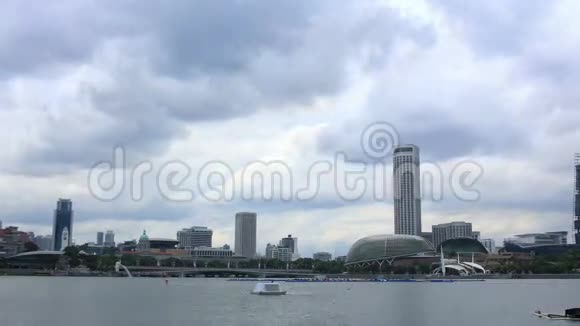 时光流逝新加坡城市滨海湾地区的城市景观和多云的夜晚时光视频的预览图