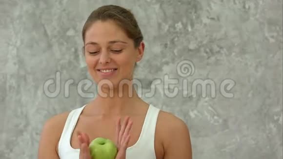 健康的女人与苹果的肖像说话和微笑视频的预览图