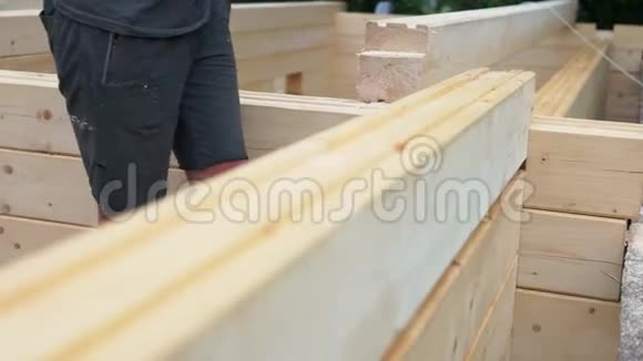木工在施工现场工作视频的预览图