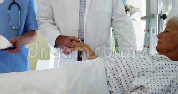 医生试图安慰在床上哭泣的女老年病人视频的预览图