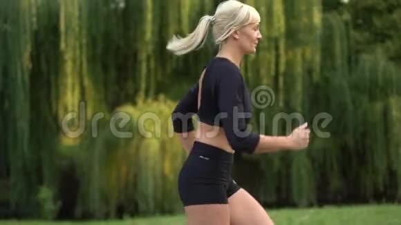 女选手跑在公园里慢动作视频的预览图