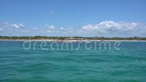 从温暖的加勒比海的波浪上的船上看海岸里维埃拉玛雅墨西哥夏日晴天蓝天视频的预览图